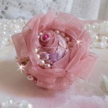 Douceur Poudrée Haute-Couture ring skabt med meget fine blonder, Old Rose Antique Organza bånd, Swarovski krystaller og Miyuki frøperler.