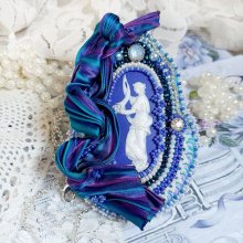 Pendentif Corne d&rsquo;Abondance brod&eacute; avec cabochon porcelaine, soie, sequins, rocailles et perles Cristal Swarovski