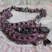 Halskæde plastrron Ville d'un Soir Noir et Rose, en refleksion af lys broderet med kvarts og Swarovski krystaller