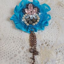 Belle Epoque Haute-Couture broche er broderet med Swarovski-krystaller, runde perler, charms, bånd og frøperler