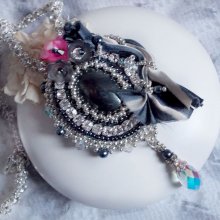 Collier Rêves d'un Soir crée avec un ruban de Soie Gris et Blanc; des fleurs Lucite, des cristaux et des Rocailles 