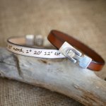 Blandet læderarmbånd med graveret T-lukning i et udvalg af farver efter eget valg