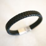 Sort læderarmbånd til mænd med magnetlås i børstet stål