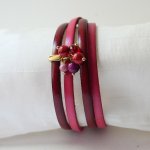 Duo-læderarmbånd dekoreret med fuchsia-perler