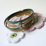 Dobbelt læderarmbånd dekoreret med bløde grønne perler og guldlås