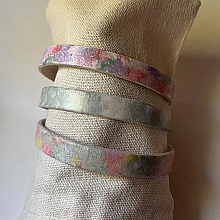 Bracelet cuir femme peint couleurs pastels personnalisable par gravure intérieure