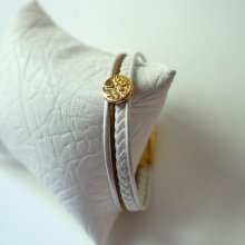 Manchetarmbånd i hvidt og guld med cabochon af livets træ