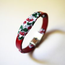 Florâme-armbånd med bånd af kirsebærfrugter på rødt læder