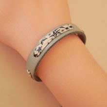 Florâme-armbånd med liberty-bånd og blå stjerner på himmelsk læder