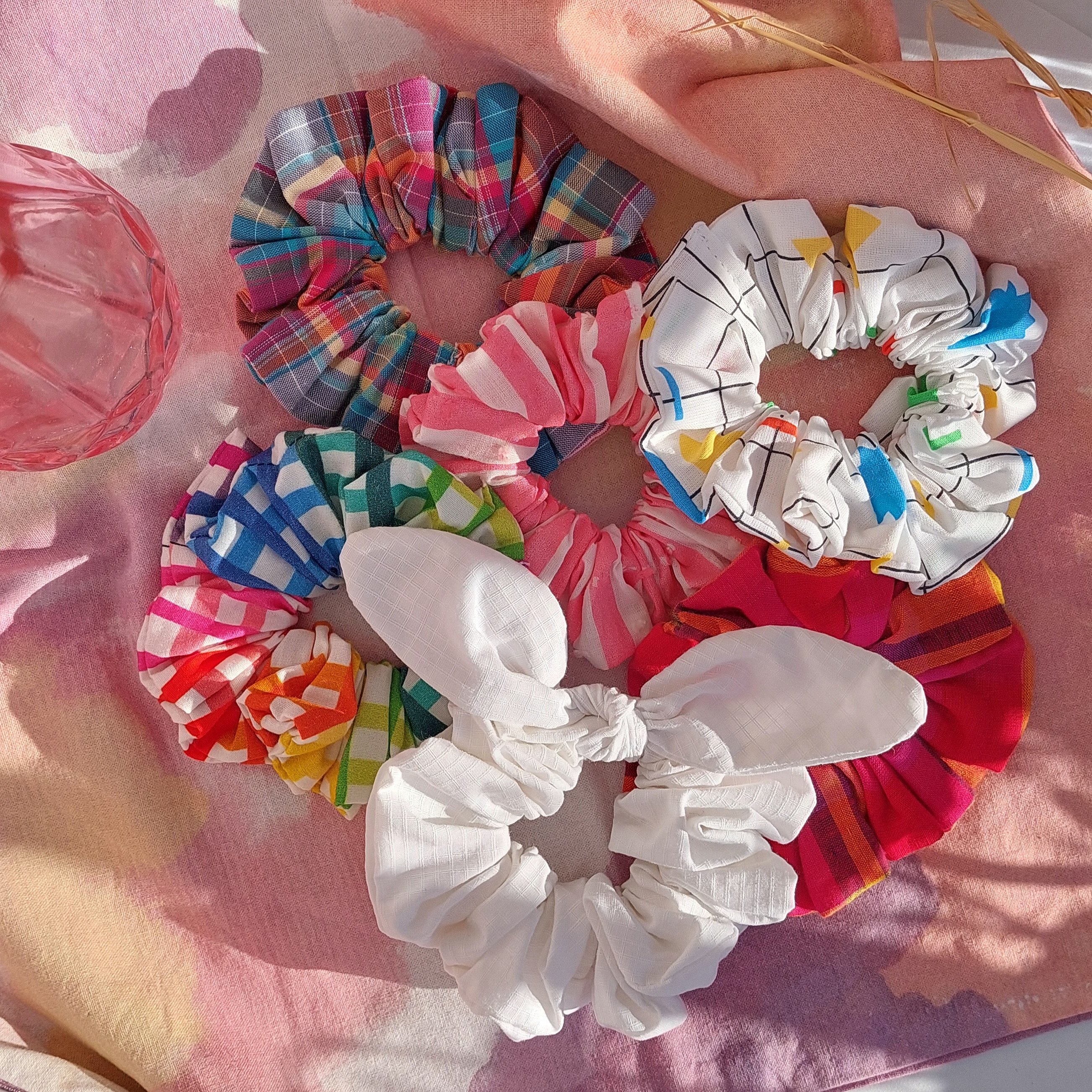 Chouchou blanc &agrave; carreaux et formes color&eacute;es - School