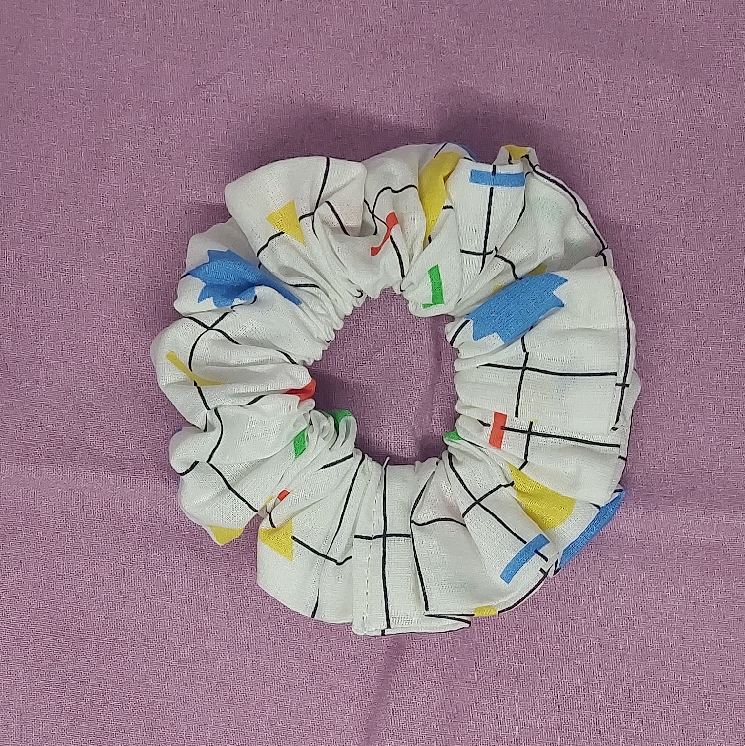 Chouchou blanc &agrave; carreaux et formes color&eacute;es - School