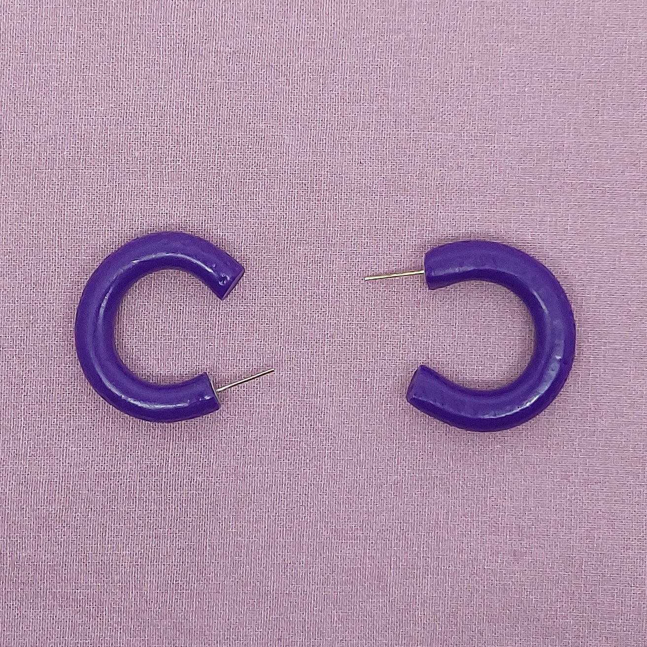 Cr&eacute;oles violettes martel&eacute;es et vernies