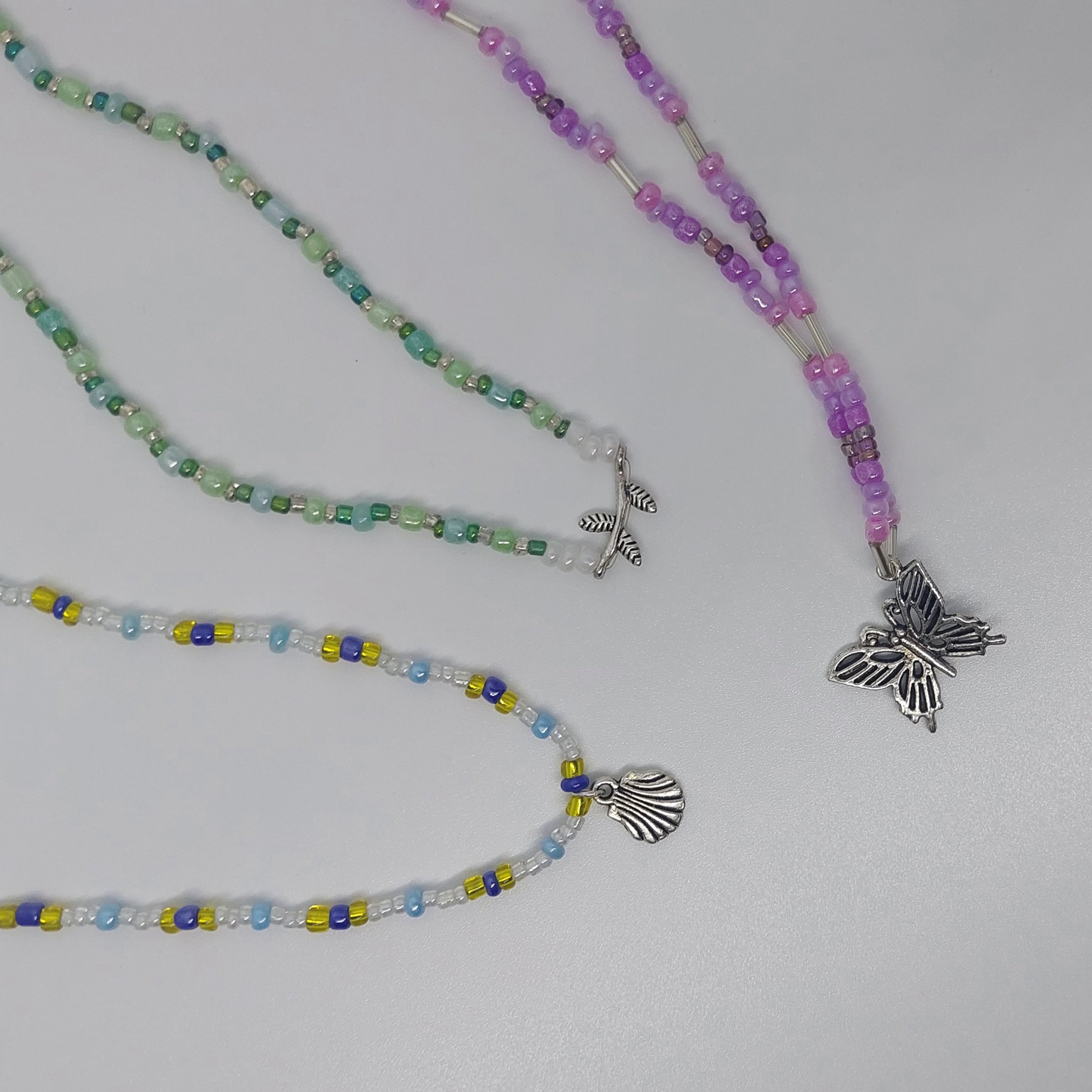 Ras du cou violet &agrave; breloque coquillage