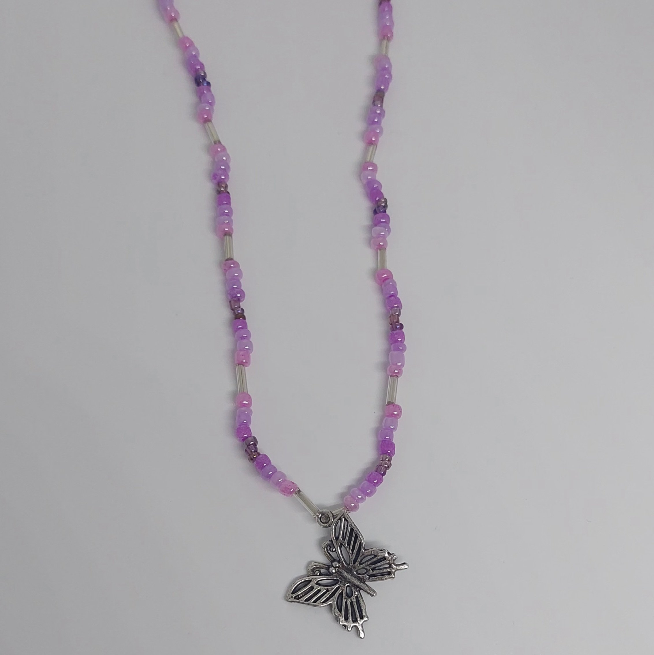 Ras du cou violet &agrave; breloque papillon