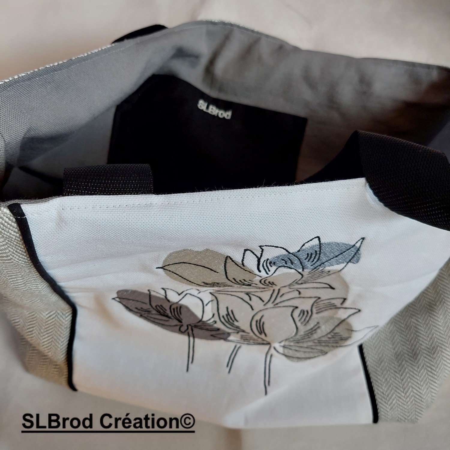 Sac cabas dans les tons gris et brodé de fleurs de lotus