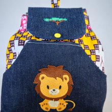Broderet rygsæk til børn med løve og baobab, der kan personliggøres